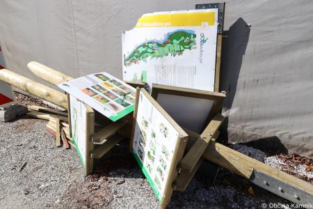 Načrtno in predrzno uničevanje opreme na novi kolesarski povezavi Kamnik–Godič (22)